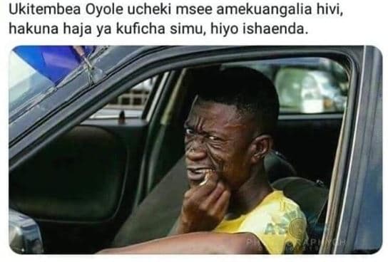 Ukitembea oyole ucheki msee amekuangalia hivi, hakuna haja ya kuficha simu hiyo