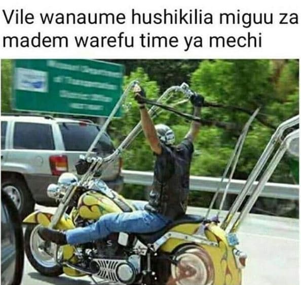 Vile wanaume hushikilia miguu za madem warefu time ya mechi