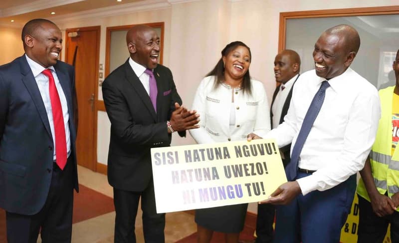 Sisi katuna kguvu! katuna uwezo! iungu tu!