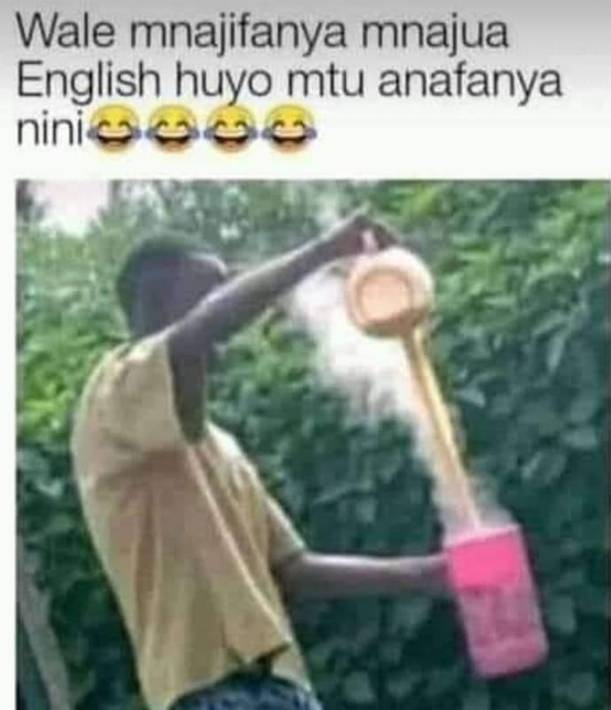 Wale mnajifanya mnajua english huyo mtu anafanya nini