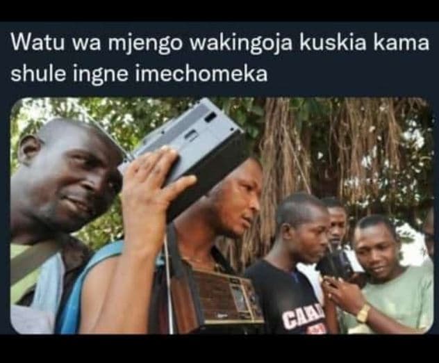 Watu wa mjengo wakingoja kuskia kama shule ingne imechomeka ciay