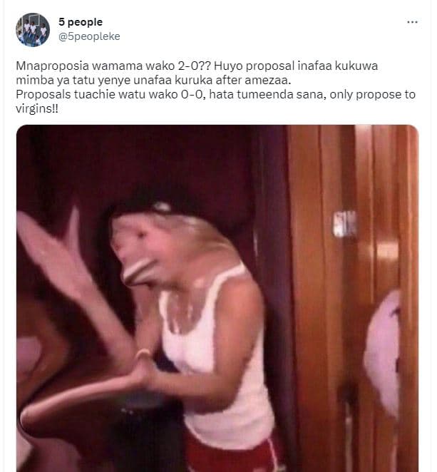 5 people 5peopleke mnaproposia wamama wako 20?? huyo proposal inafaa kukuwa mimb